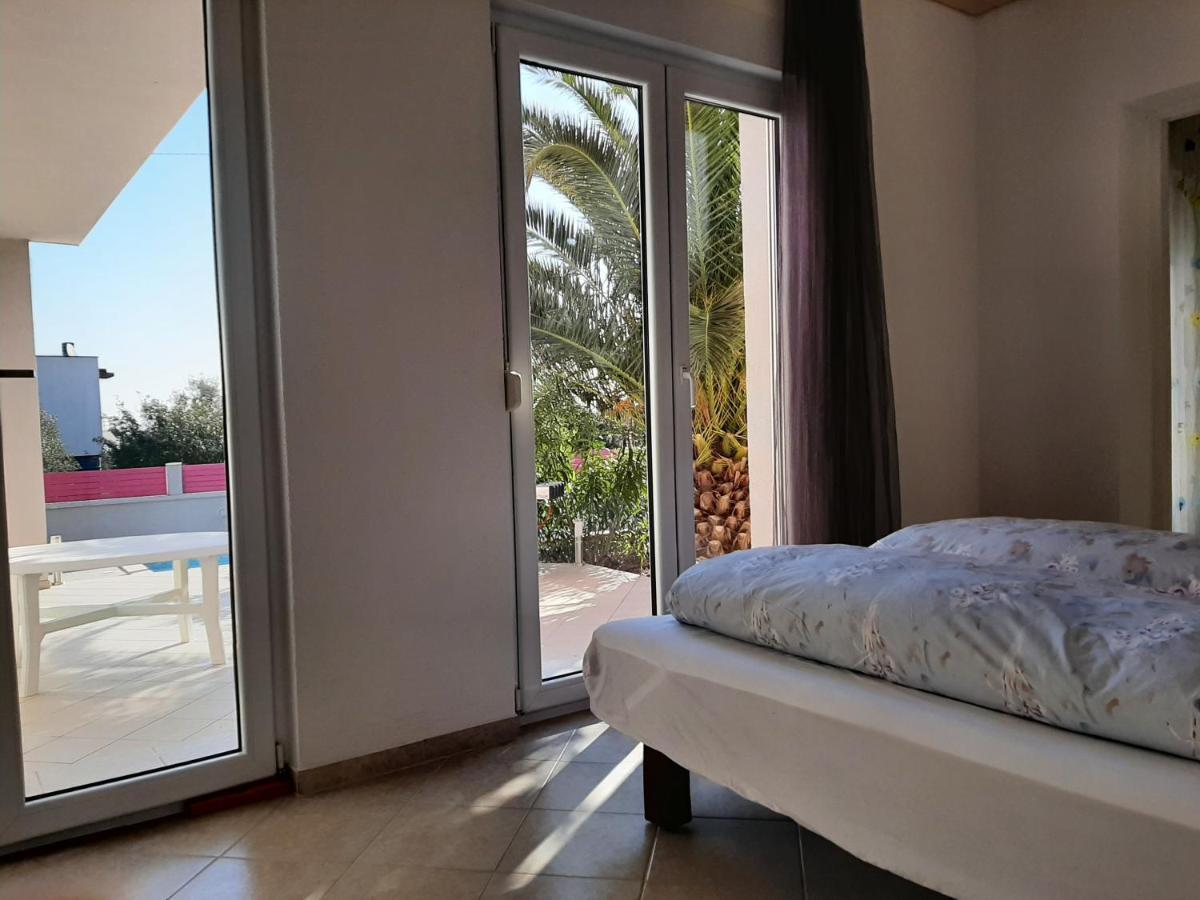 Helles Doppelzimmer Mit Bad, Terrasse Und Pool, Seperater Eingang, Liznjan, Istrien Exteriör bild