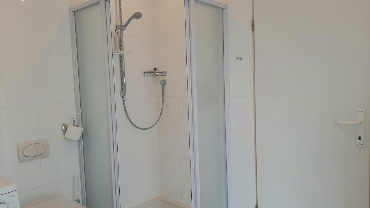 Helles Doppelzimmer Mit Bad, Terrasse Und Pool, Seperater Eingang, Liznjan, Istrien Exteriör bild